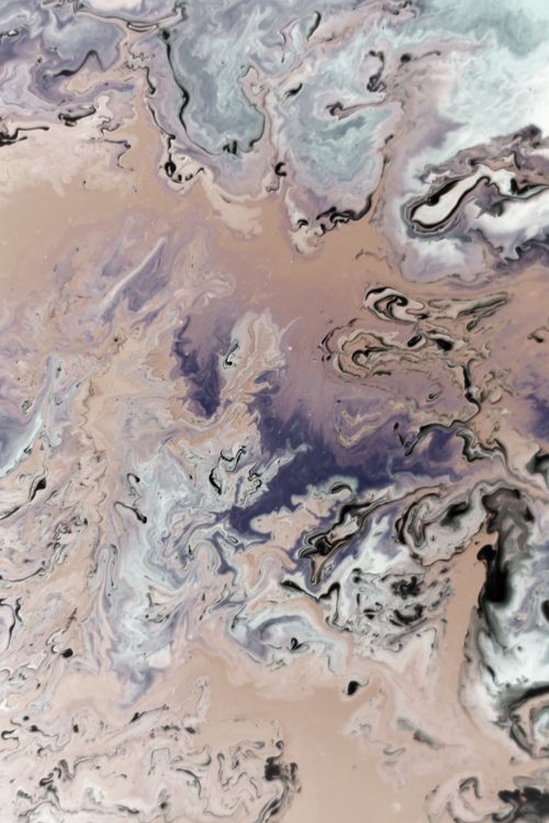Free Colorful abstract fluid art with earthy, pastel, and purple tones creating a swirling pattern. Stock Photo