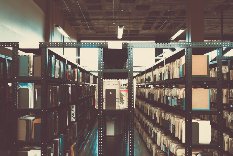Estanterías en una biblioteca con tono vintage en San José, Costa Rica.