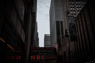 洛克菲勒中心的建筑和充满活力的霓虹灯，捕捉了纽约市的建筑风貌