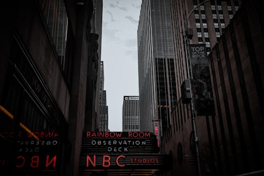 洛克菲勒中心的建筑和充满活力的霓虹灯，捕捉了纽约市的建筑风貌