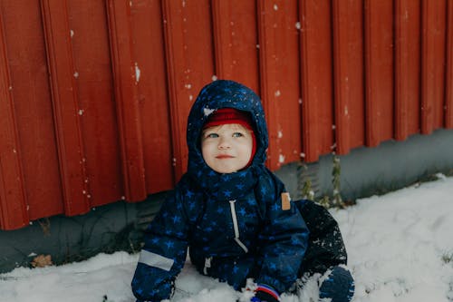免费 婴儿坐在雪抬头 素材图片