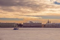 圣彼得堡冬日宁静，涅瓦河冰封的沿岸矗立着历史建筑