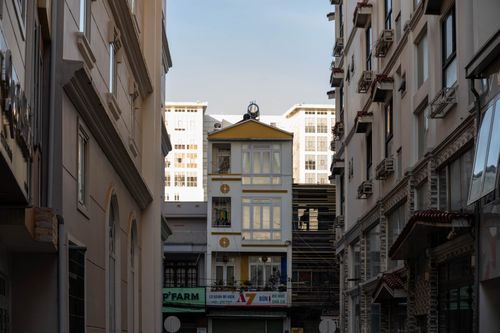 Free A narrow alley in Dalat with buildings showcasing classic Vietnamese urban architecture. Stock Photo