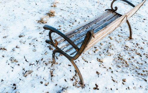 Free A vintage park bench on snow-covered ground in a serene winter setting in España. Stock Photo