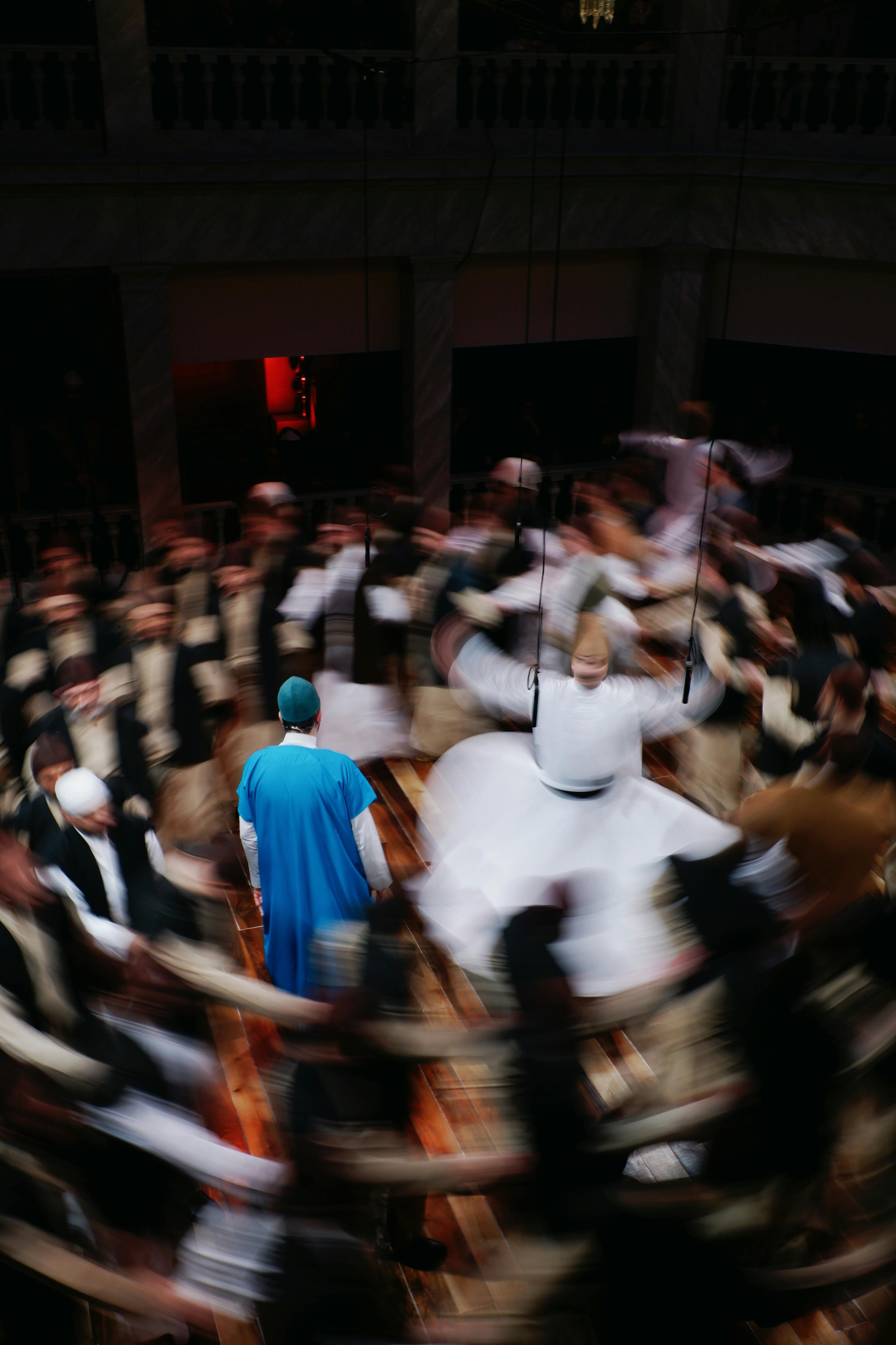 bezplatná Základová fotografie zdarma na téma Asie, bílé oblečení, černý kostým Základová fotografie