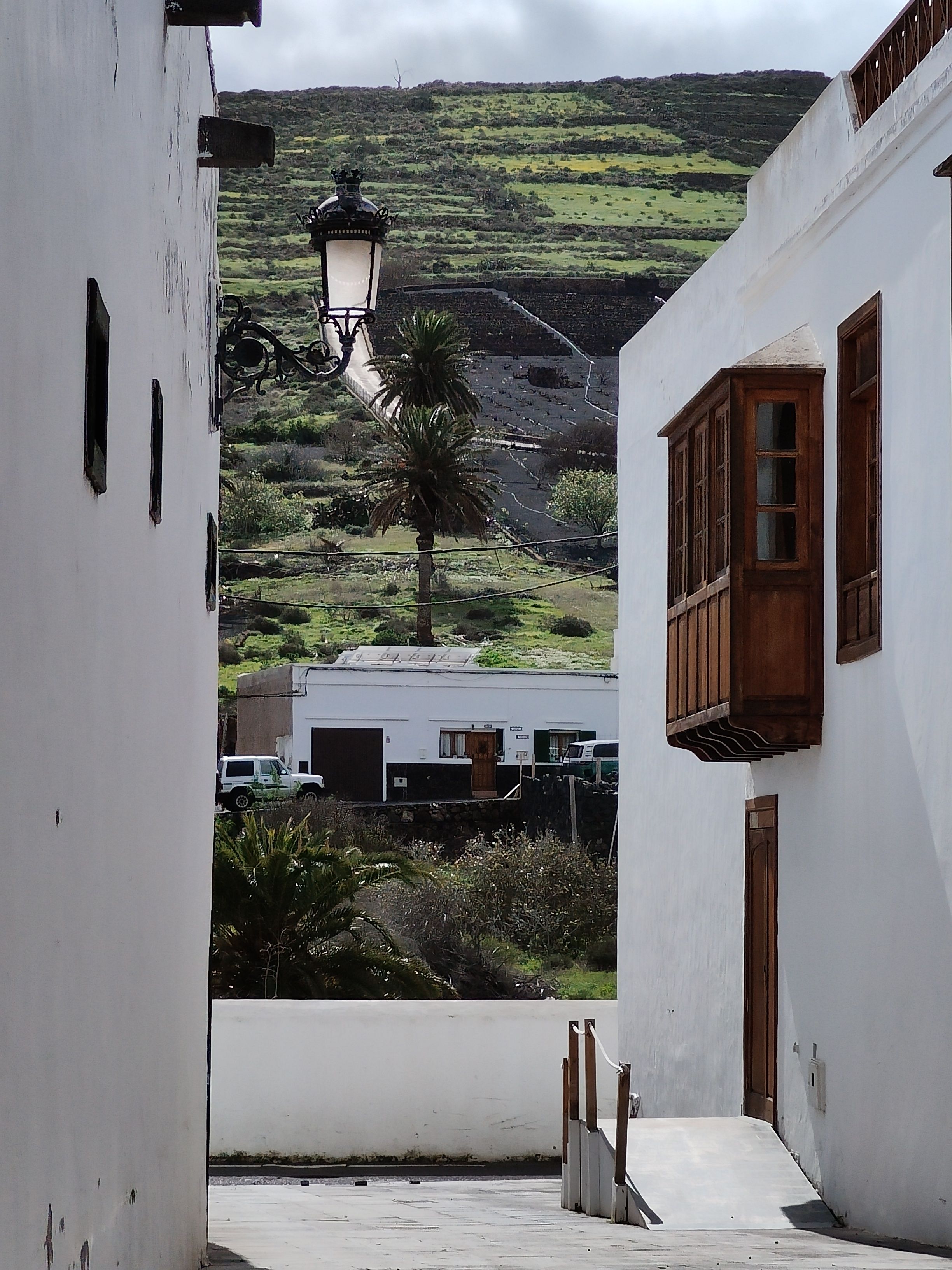 Charming Alley View with Hillside Backdrop · Free Stock Photo