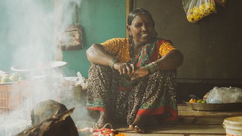Free Smiling Indian woman in traditional attire at a Hyderabad market stall. Stock Photo