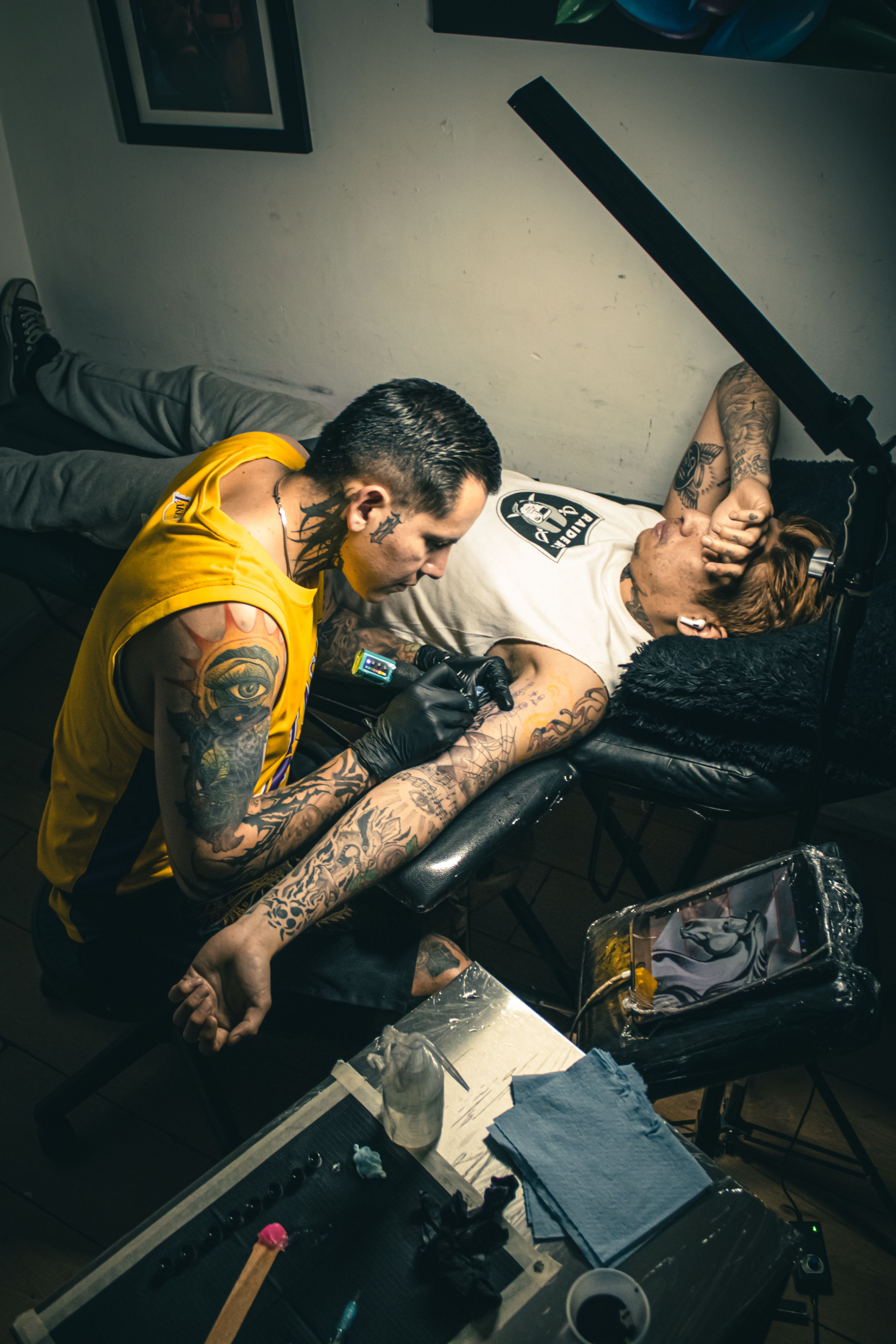 A tattoo artist working on a client's arm in a Ciudad de México studio, showcasing vibrant tattoo culture.