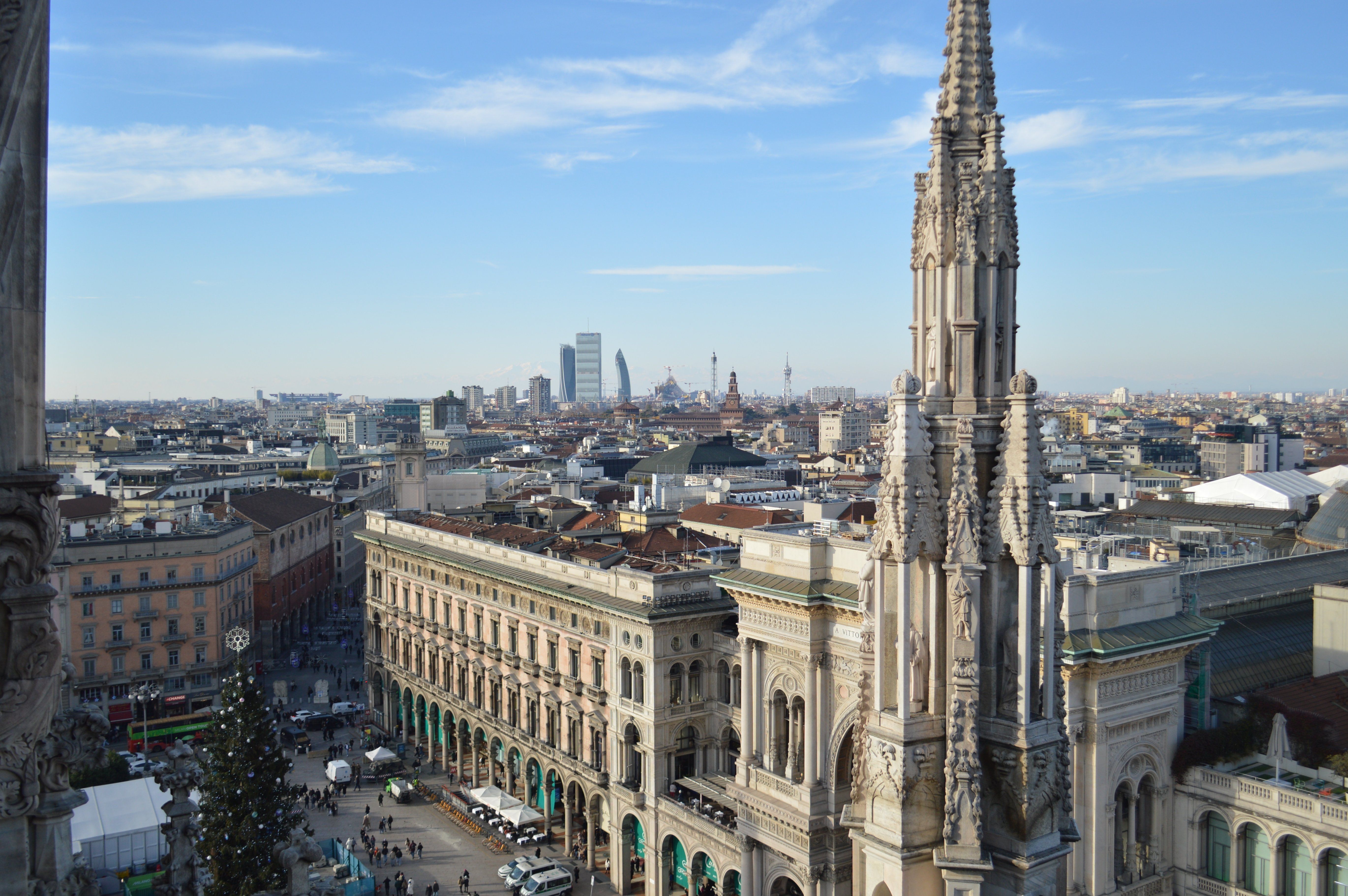Luftaufnahme des Zentrums von Mailand nahe dem Palazzo Clerici, Mailand, Italien, mit der Domspitze und dichten Stadtdächern unter klarem Himmel