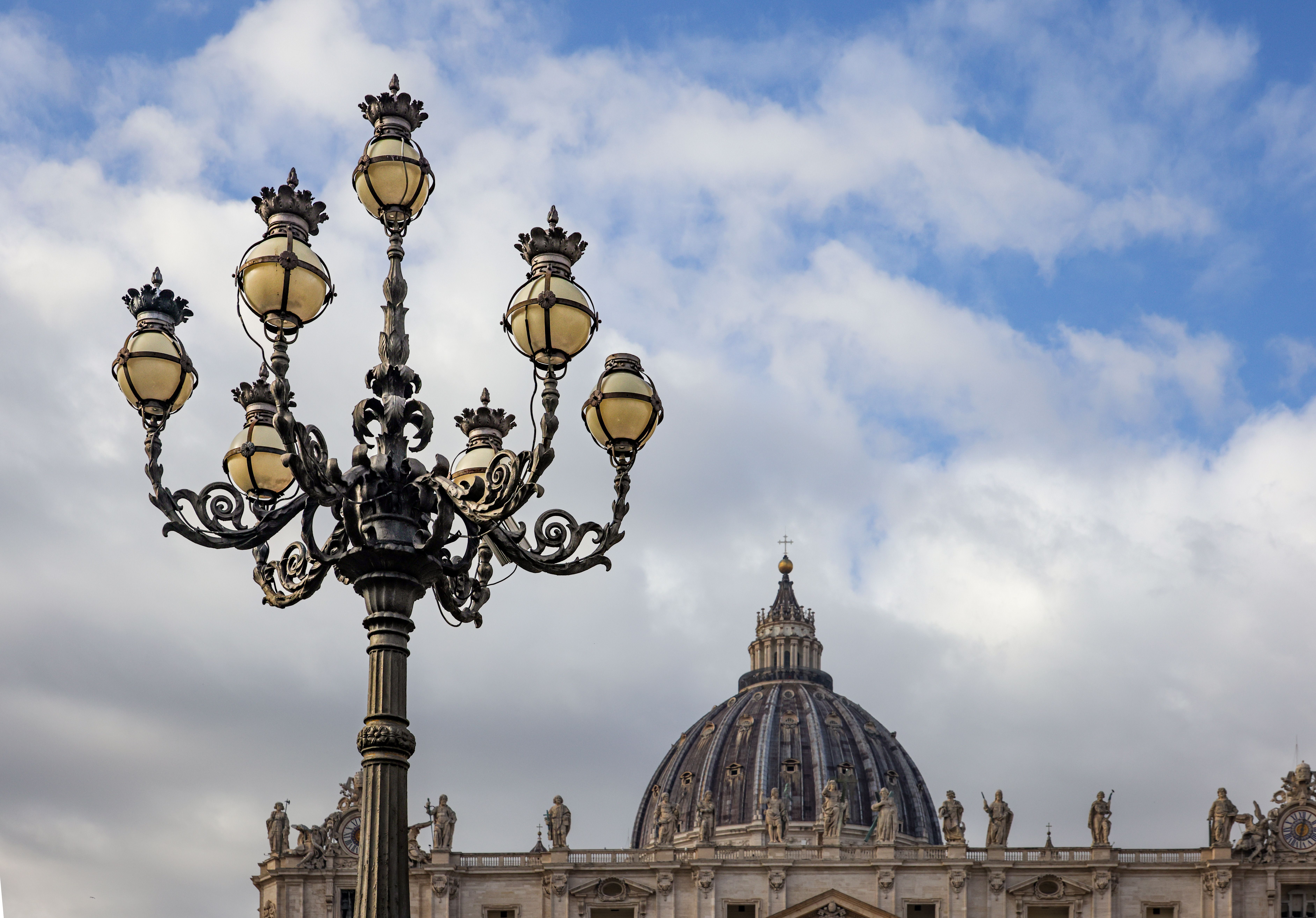 Lampadaires d'Europe : lumières urbaines à petit prix