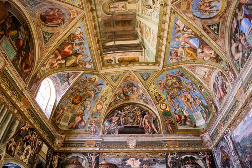 Free Captivating view of a Renaissance fresco-adorned vaulted ceiling, rich in detail and color. Stock Photo