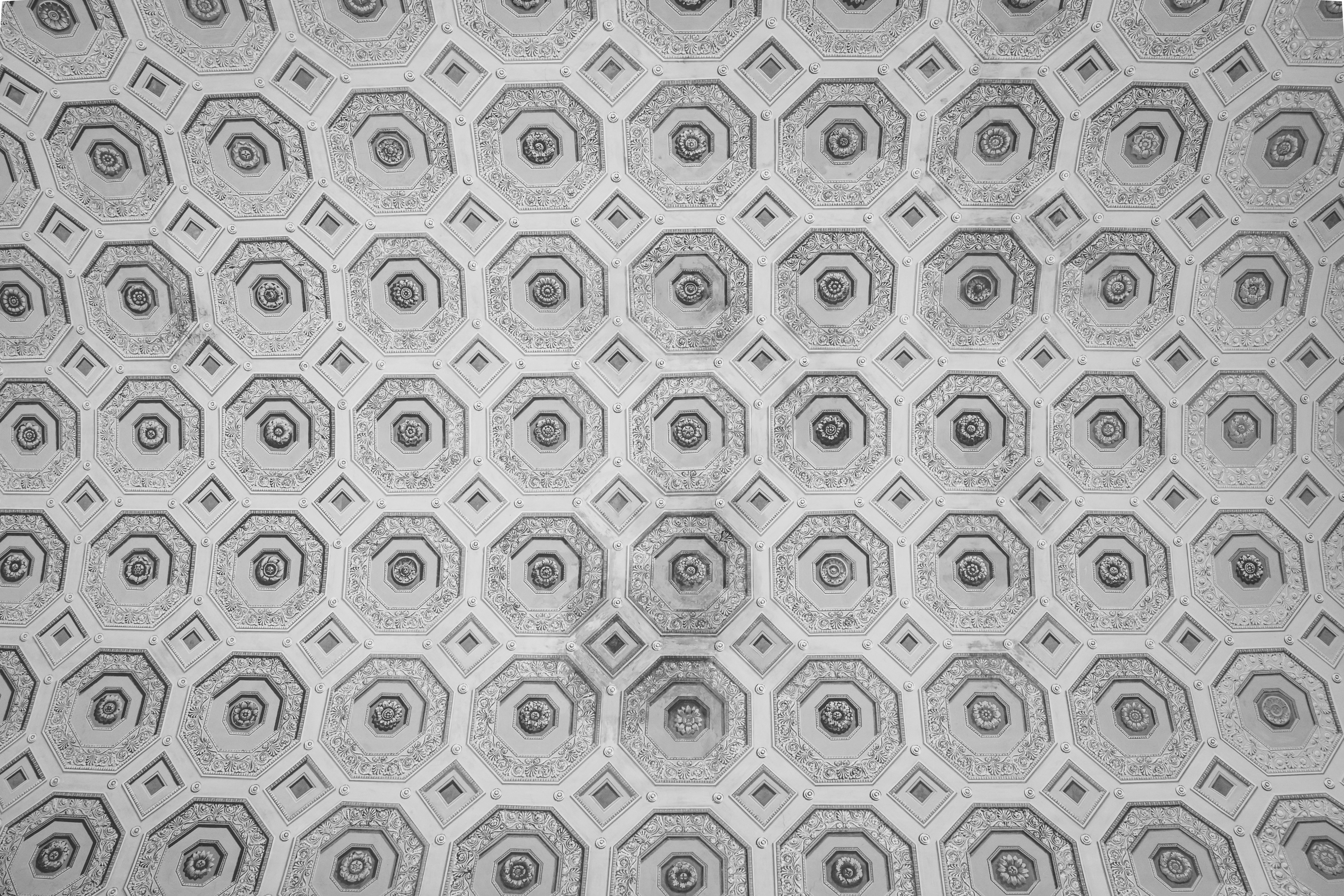 Kostnadsfria Intrikat designat svartvitt tak med åttkantiga och hexagonala geometriska mönster. Stock foto