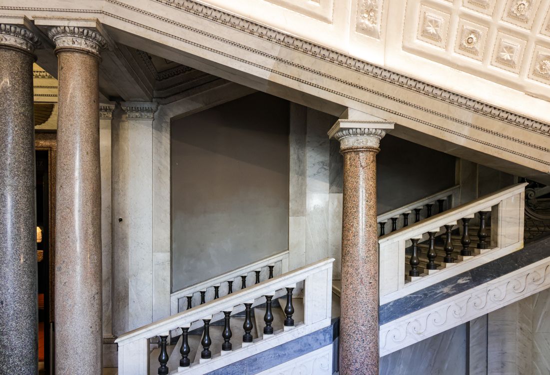Elegant Roman Architectural Interior with Columns · Free Stock Photo