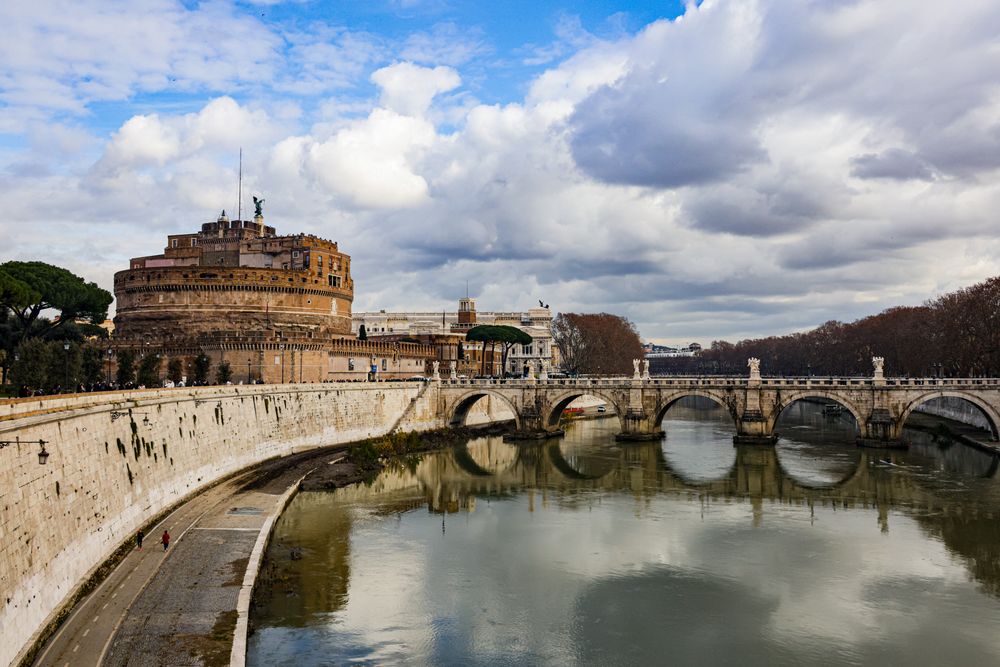 Castel Sant'Angelo și podul cu statui, oglindite în Tibru