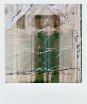 一张双重曝光的即时照片，在室内与抽象图案和一个人结合