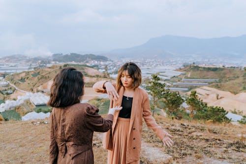 丘の上にいる2人の女性