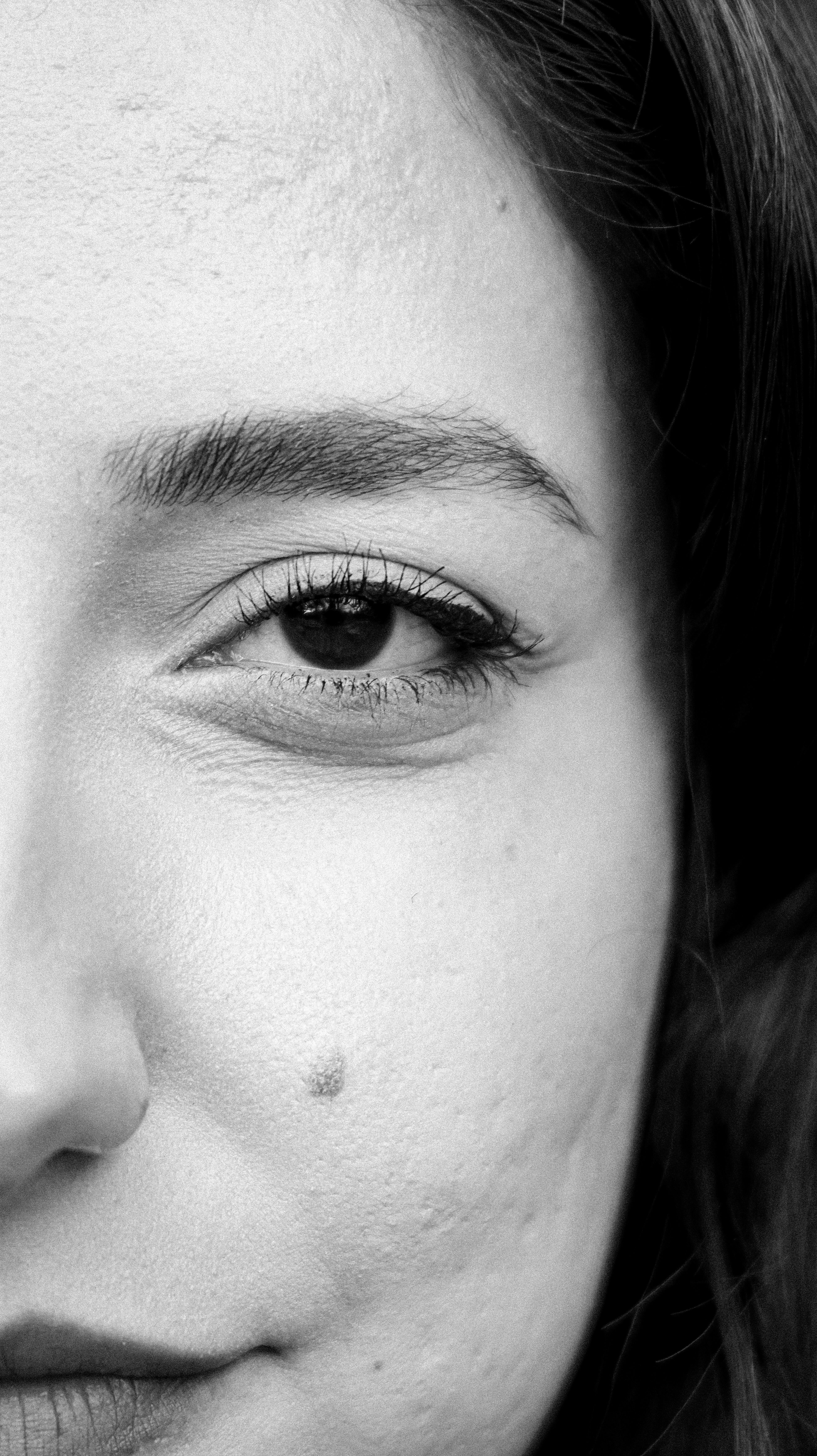 gratis Gedetailleerd zwart-wit close-upportret van het oog en gezicht van een vrouw. Stockfoto