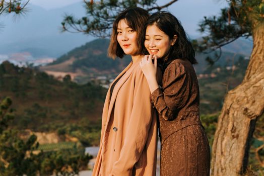 两位年轻女子在户外分享快乐时光，象征着友谊与幸福