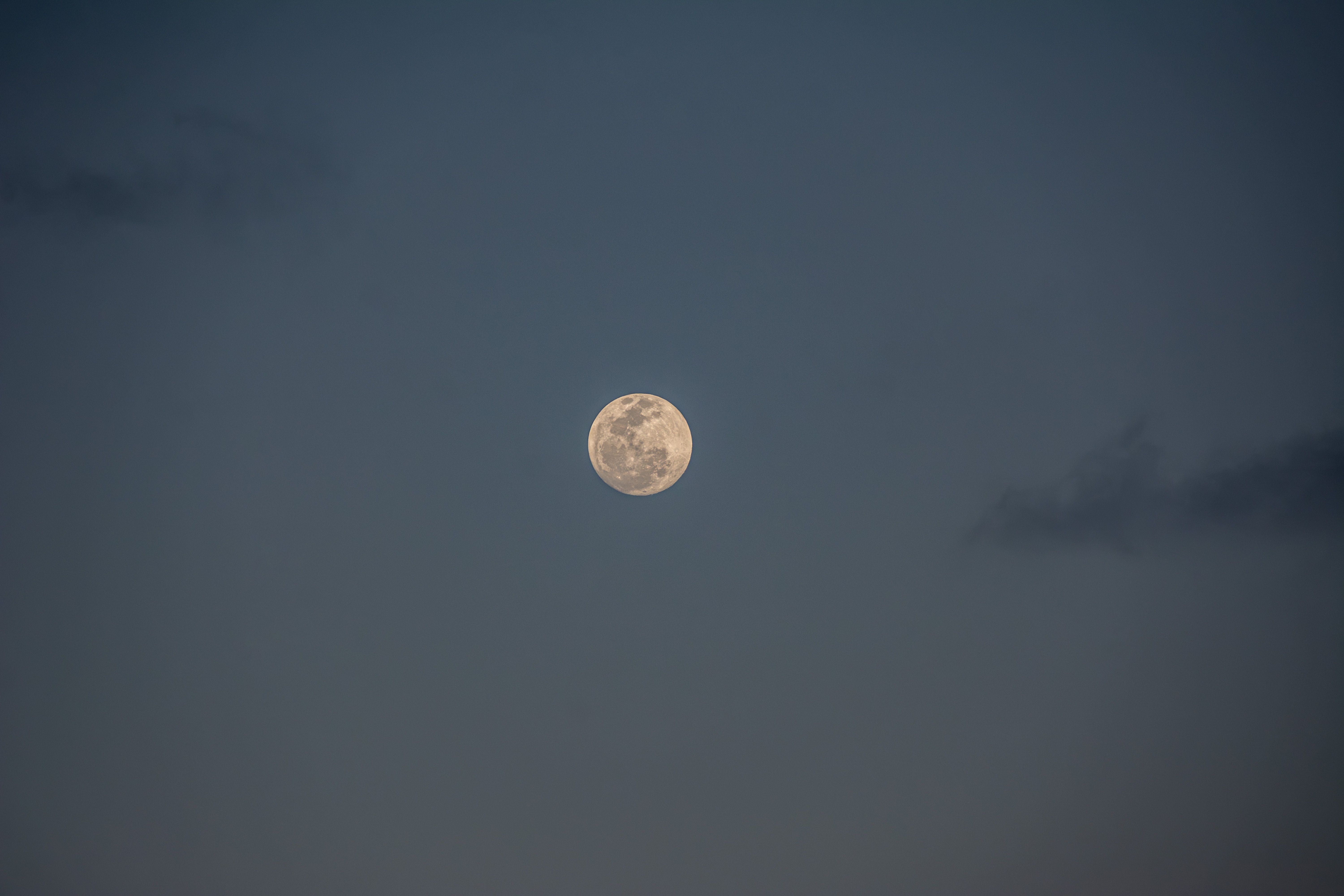 Lua de Morango Surge e Encanta Observadores no Brasil