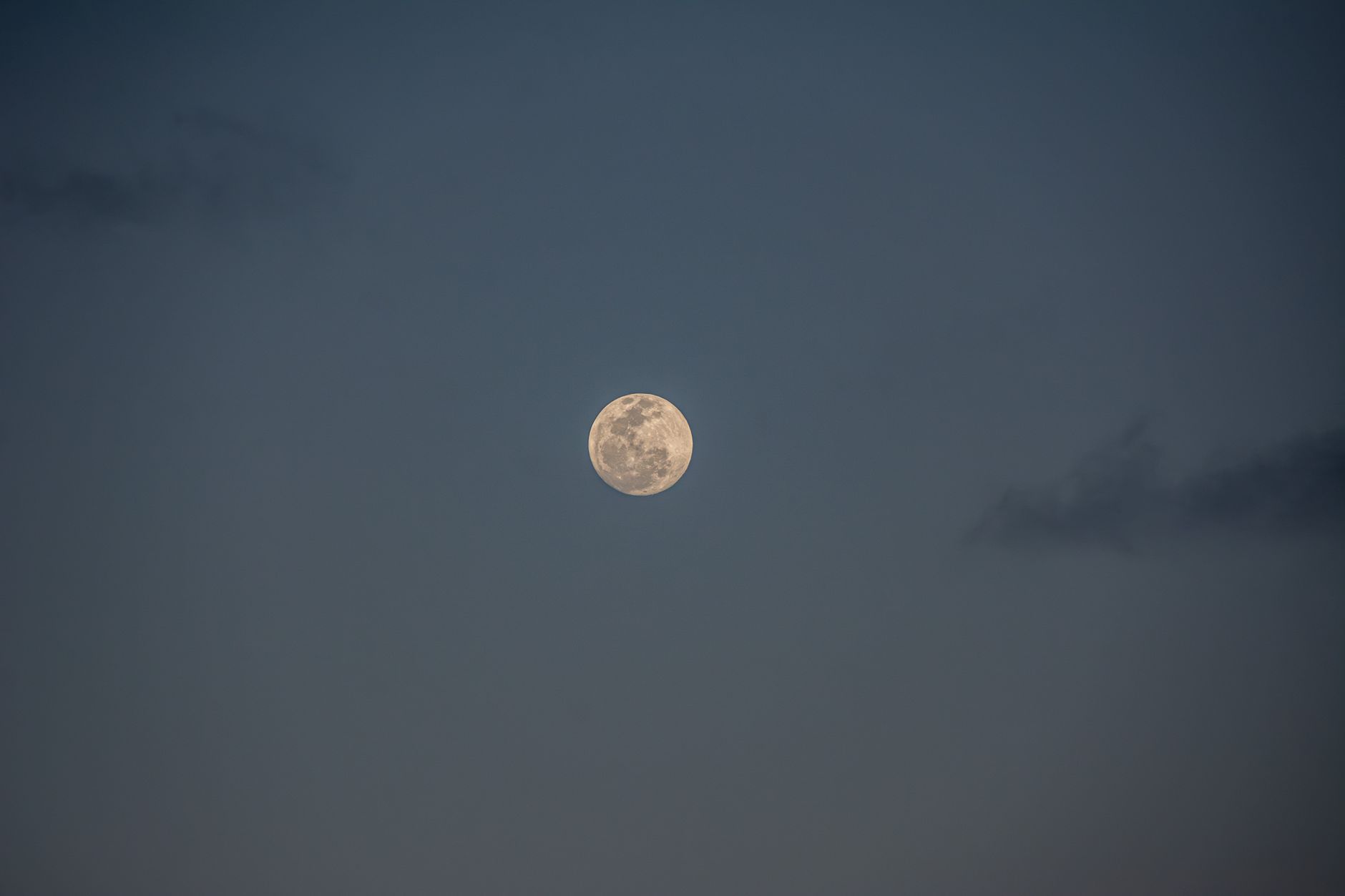Lua de Morango Surge e Encanta Observadores no Brasil