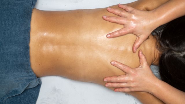 Sala de atendimento de clínica estética com produtos para massagem modeladora em ambiente refinado.
