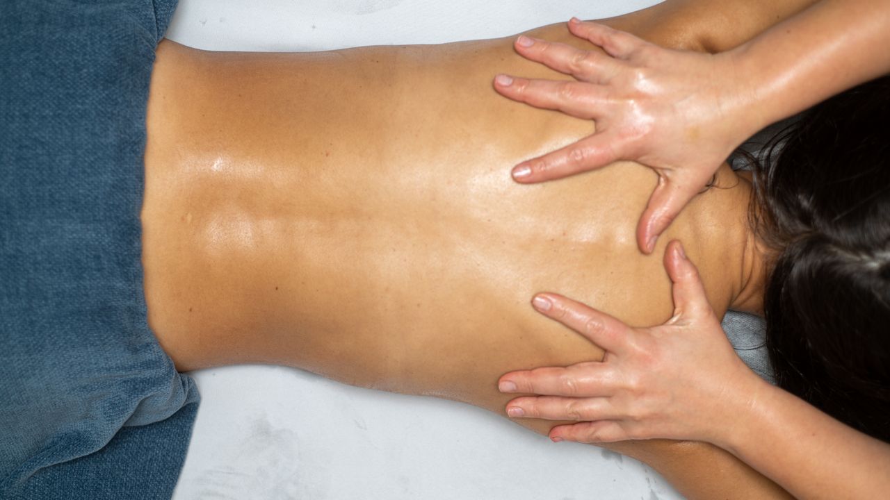 Sala de atendimento de clínica estética com produtos para massagem modeladora em ambiente refinado.
