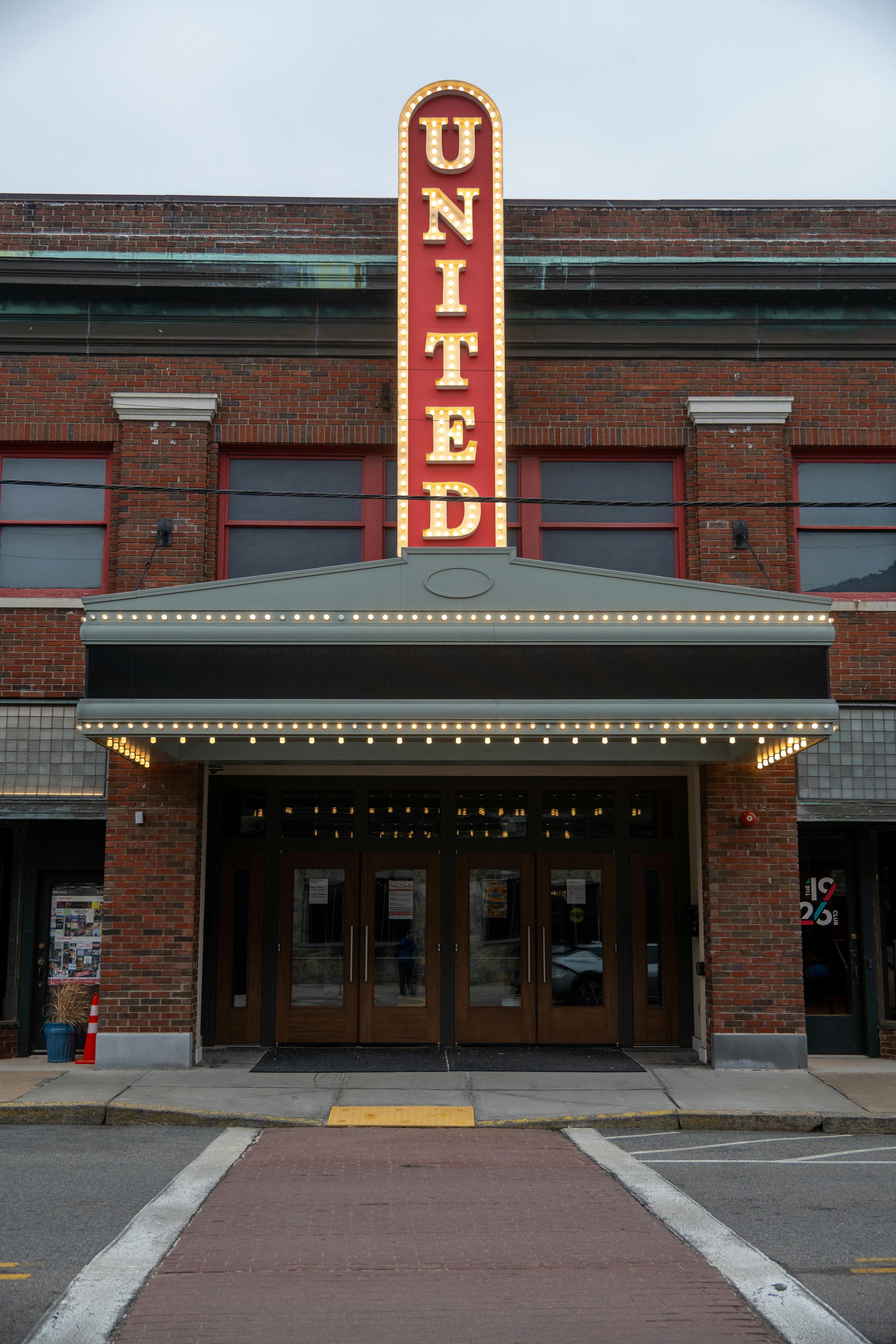 Bezpłatne Widok z przodu zabytkowego teatru United Theater w centrum Westerly, w stanie Rhode Island, w USA. Zdjęcie z galerii