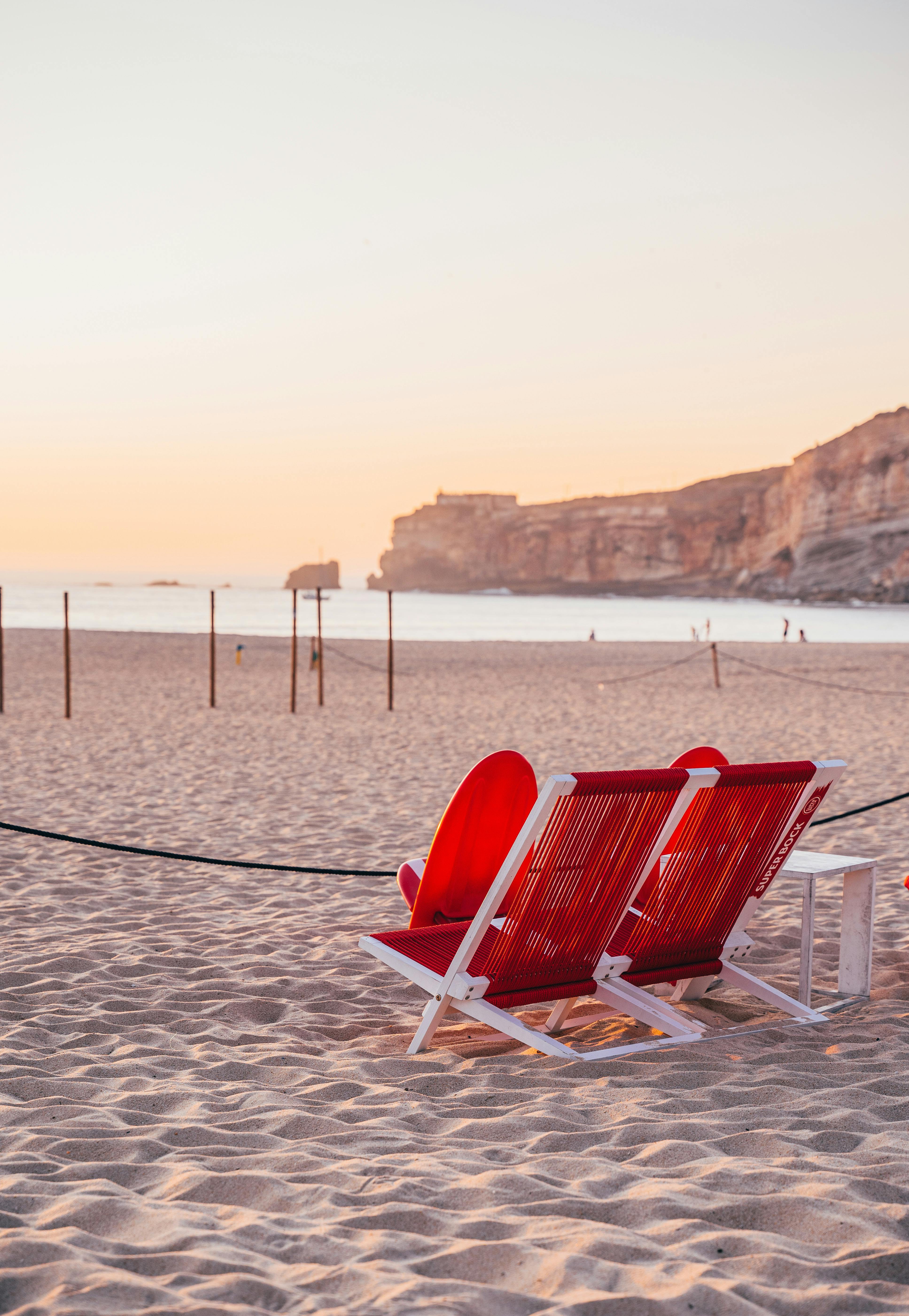 日落时分，坐在沙滩的红色甲板椅上，可以欣赏到美丽的海滨景色
