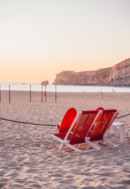 Deux Chaises Pliantes Rouges Et Blanches Sur Le Sable