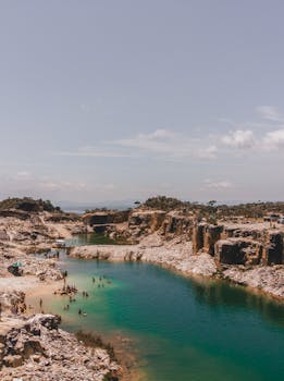 这是一张令人惊叹的航拍照片，展现了晴朗天气下宁静的岩石泻湖，非常适合宁静的度假