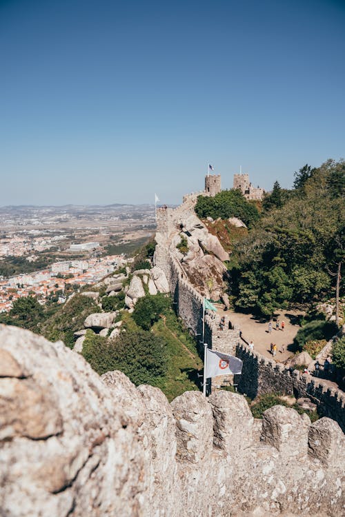 Vieux Mur De Forteresse Au Sommet De La Montagne