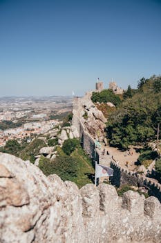探索雄伟的中世纪城堡石墙，在清澈蓝天下俯瞰如画风景