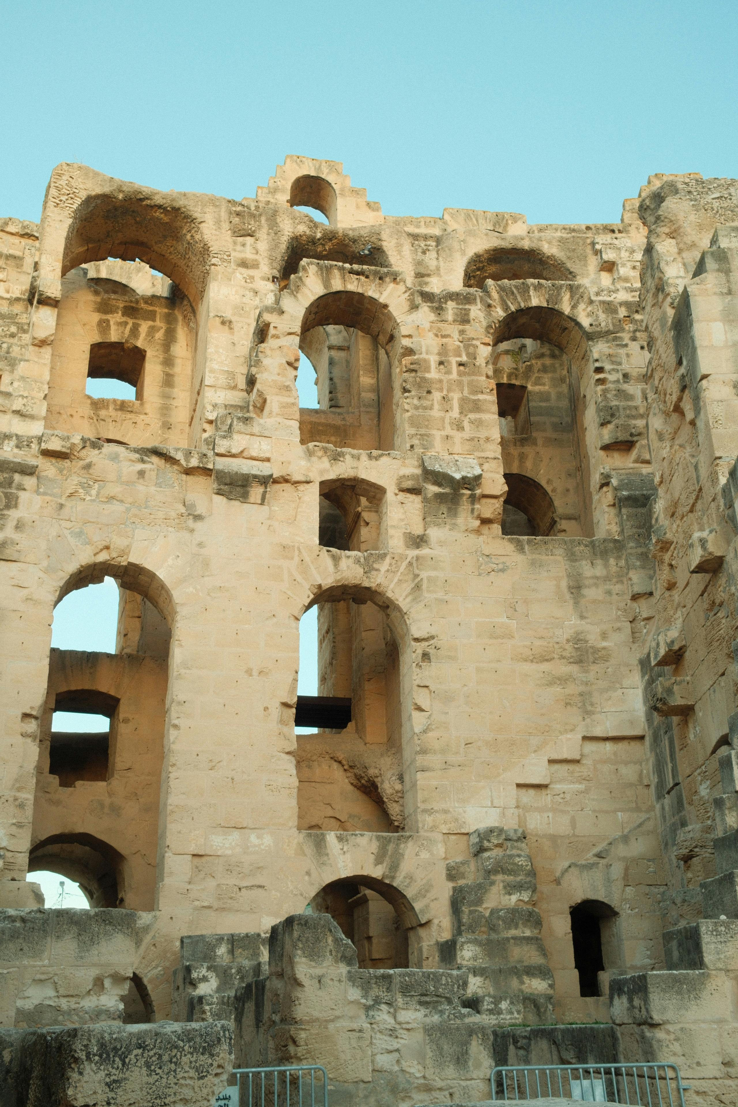 Ücretsiz Tunus'un El Jem kentindeki antik Roma amfitiyatrosunun gün batımı sırasında çekilmiş fotoğrafı. Stok Fotoğraflar