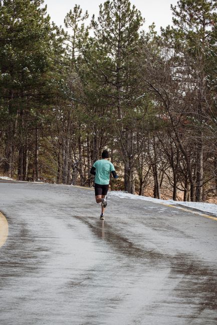 Runner effectuant des répétitions en côte pour tester sa fréquence cardiaque maximale