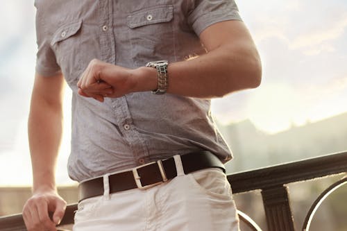 Hombre Mostrando Reloj De Pulsera