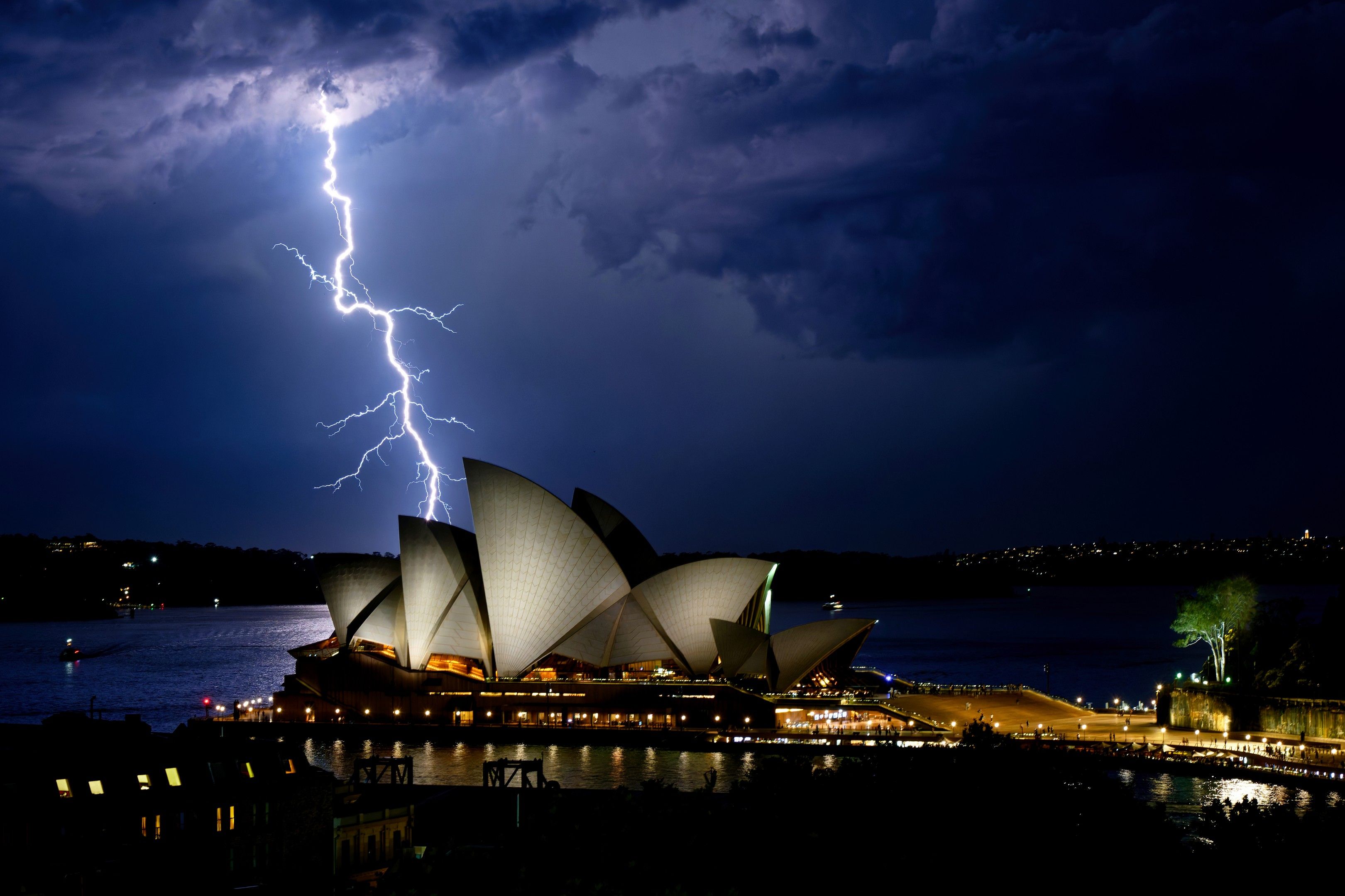 Australia Autumn Weather vs Europe Spring: Why Sydney Cools While Berlin Warms