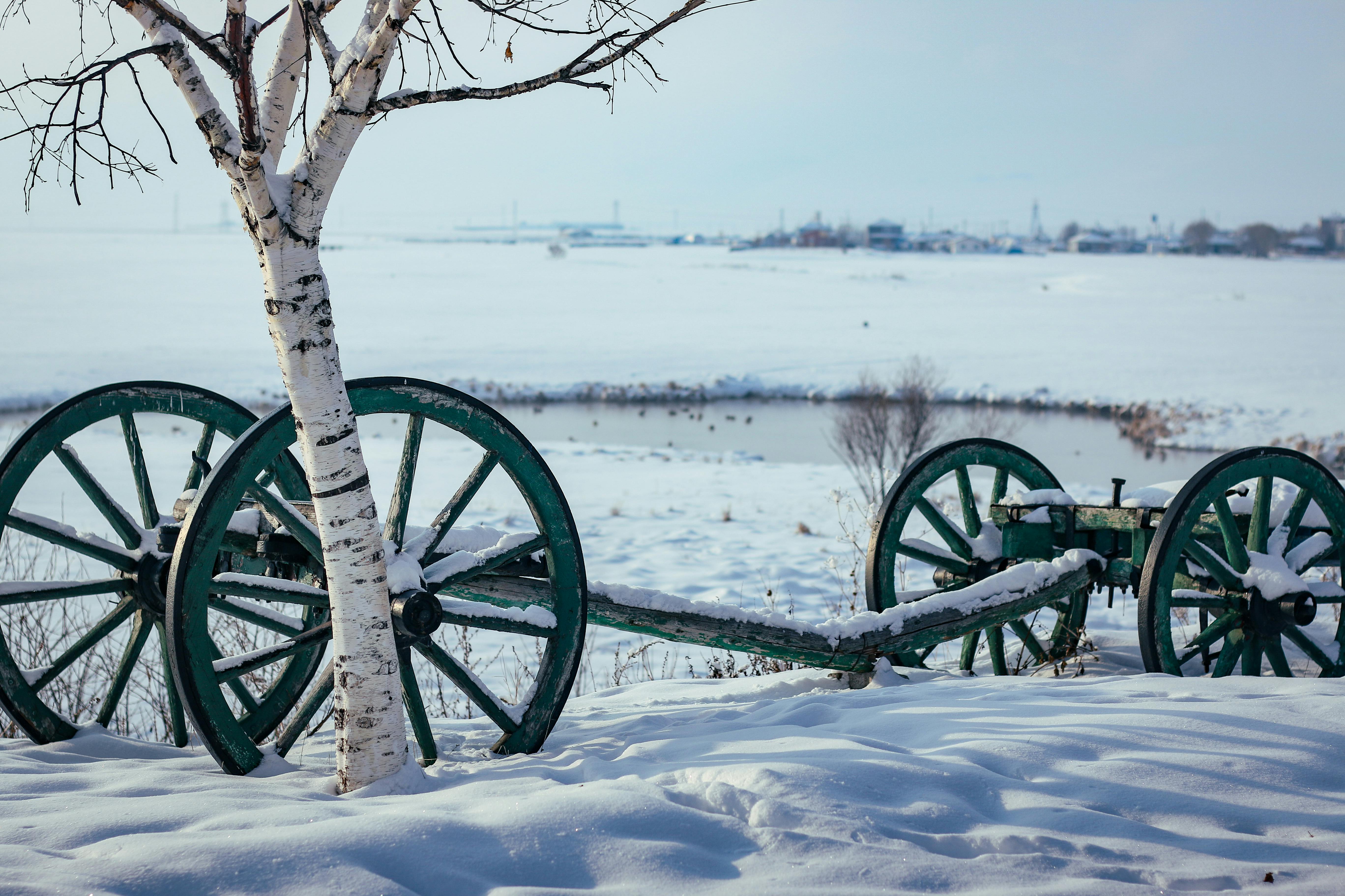 Michigan eyaletinde çalışan bir hemşirenin gelir analizini ve maaş hesaplamasını temsil eden, stetoskop ve finansal verilerin yer aldığı tıbbi konseptli görsel.