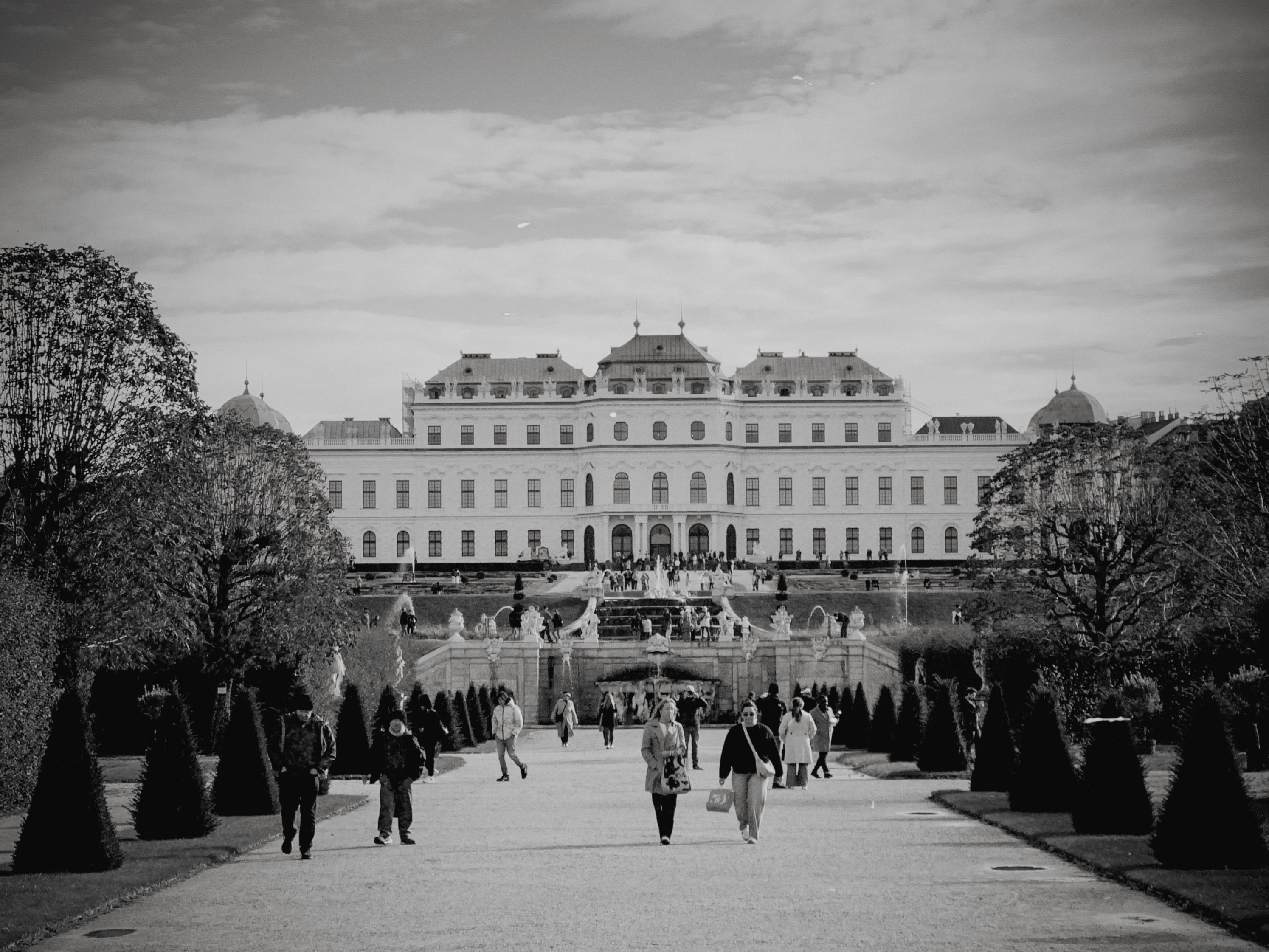 Elegant black and white image of Belvedere Palace with visitors.