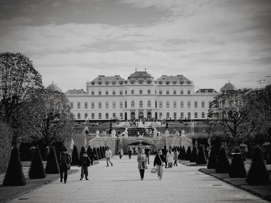 Elegant black and white image of Belvedere Palace with visitors.