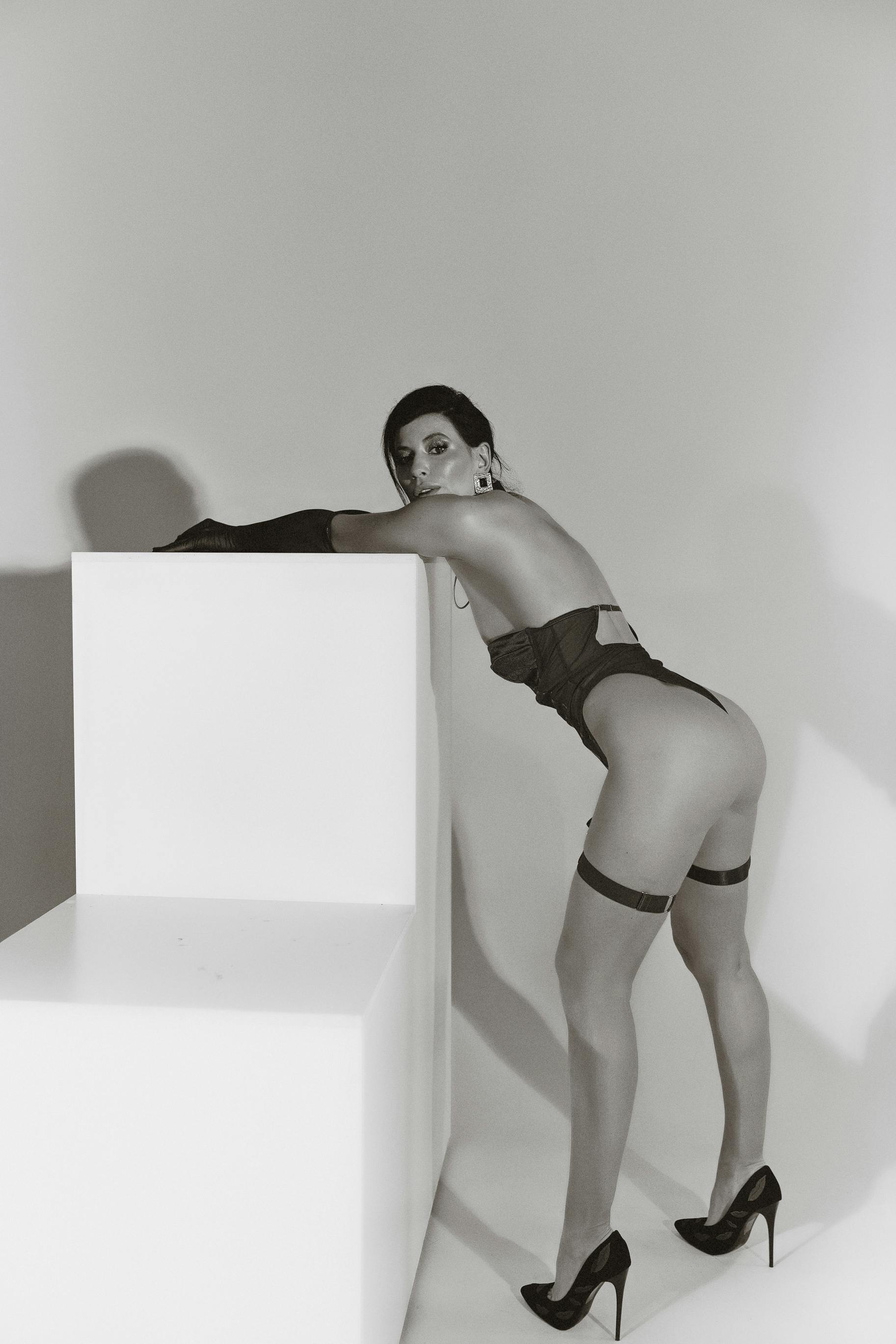 Gratis Fotografía boudoir artística en blanco y negro que enfatiza la elegancia y la moda. Foto de stock