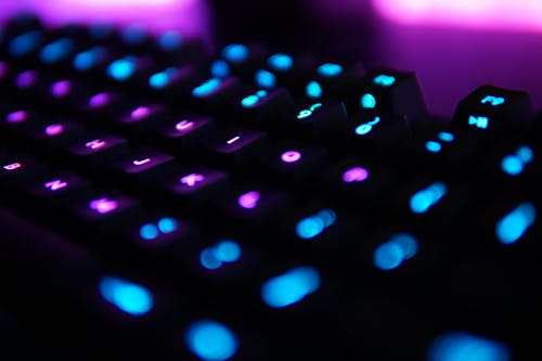 Darmowe zdjęcie z galerii z biurko komputerowe, fioletowy, klawiatura komputerowa