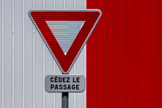 French yield sign with 'Cédez le Passage' on a red and white striped background.