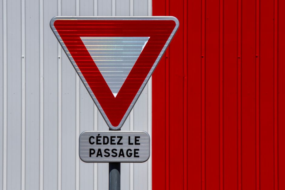 French yield sign with 'Cédez le Passage' on a red and white striped background.