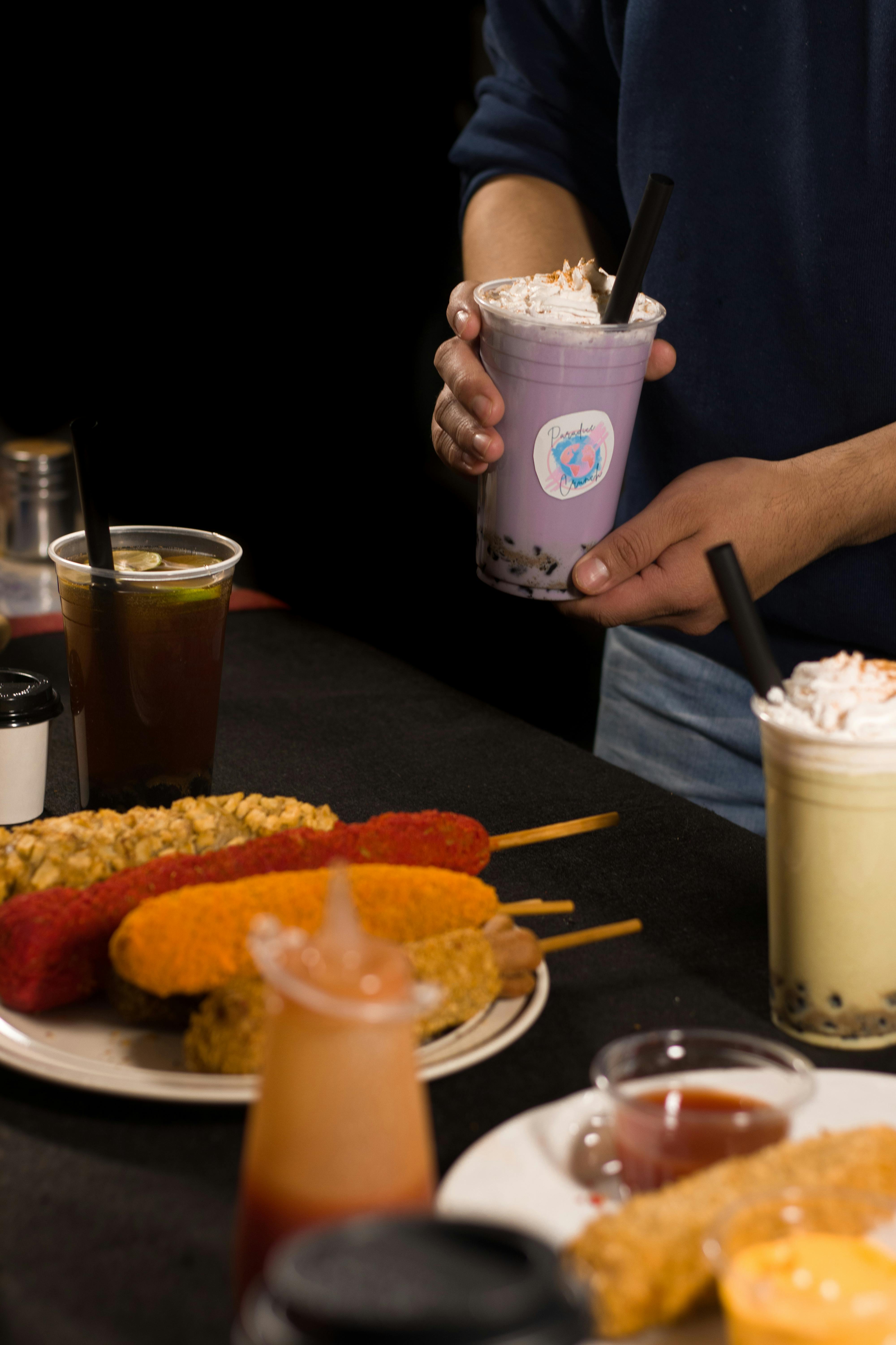 Gratis Livlig mælkete og snacks på spyd på et bord. Perfekt til street food-elskere. Lagerfoto