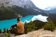 在加拿大班夫国家公园，一名男子正坐在那里，俯瞰着佩托湖的壮丽景色