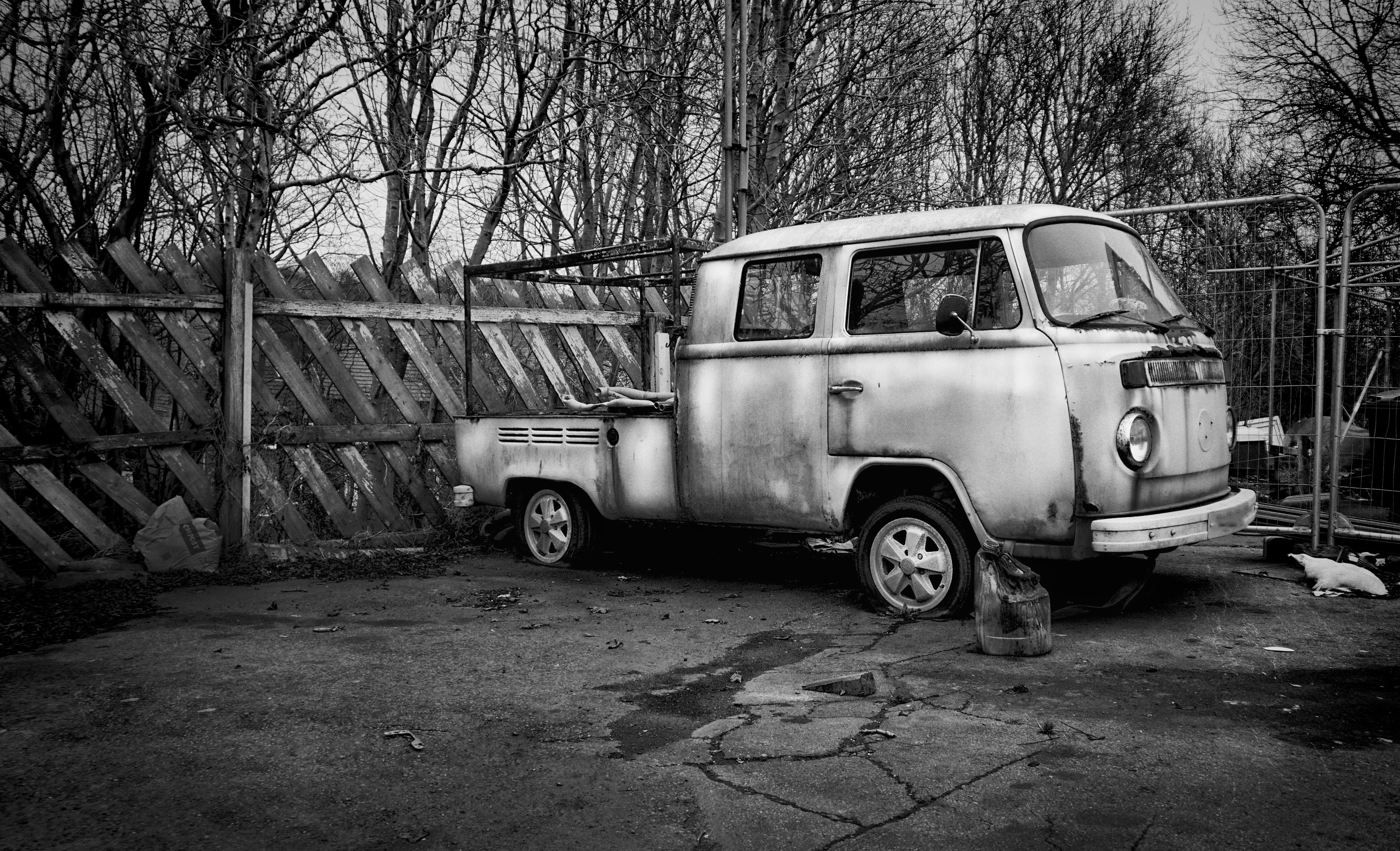 Abandoned Vintage VW Van in Urban Decay Setting · Free Stock Photo