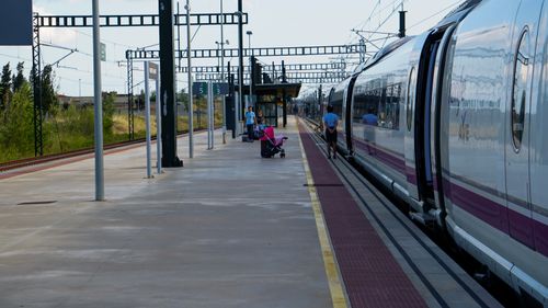 Passeggeri di un treno AVE ad alta velocità su una banchina a Barcellona.