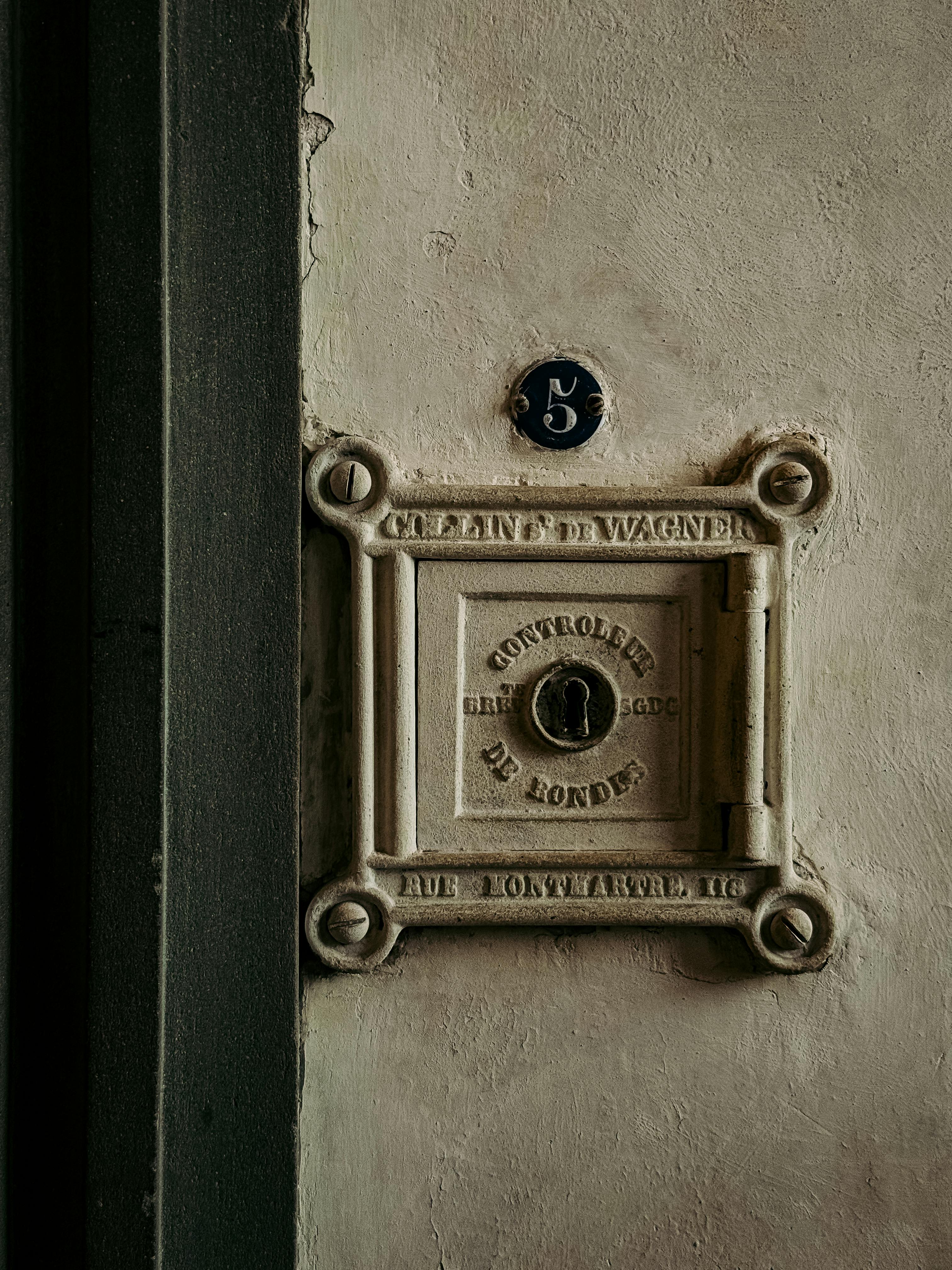 Zadarmo Detailný záber na starožitné trezorové dvere s kľúčovou dierkou, ktoré predstavujú vintage dizajn vo Florencii v Taliansku. Fotka z fotobanky