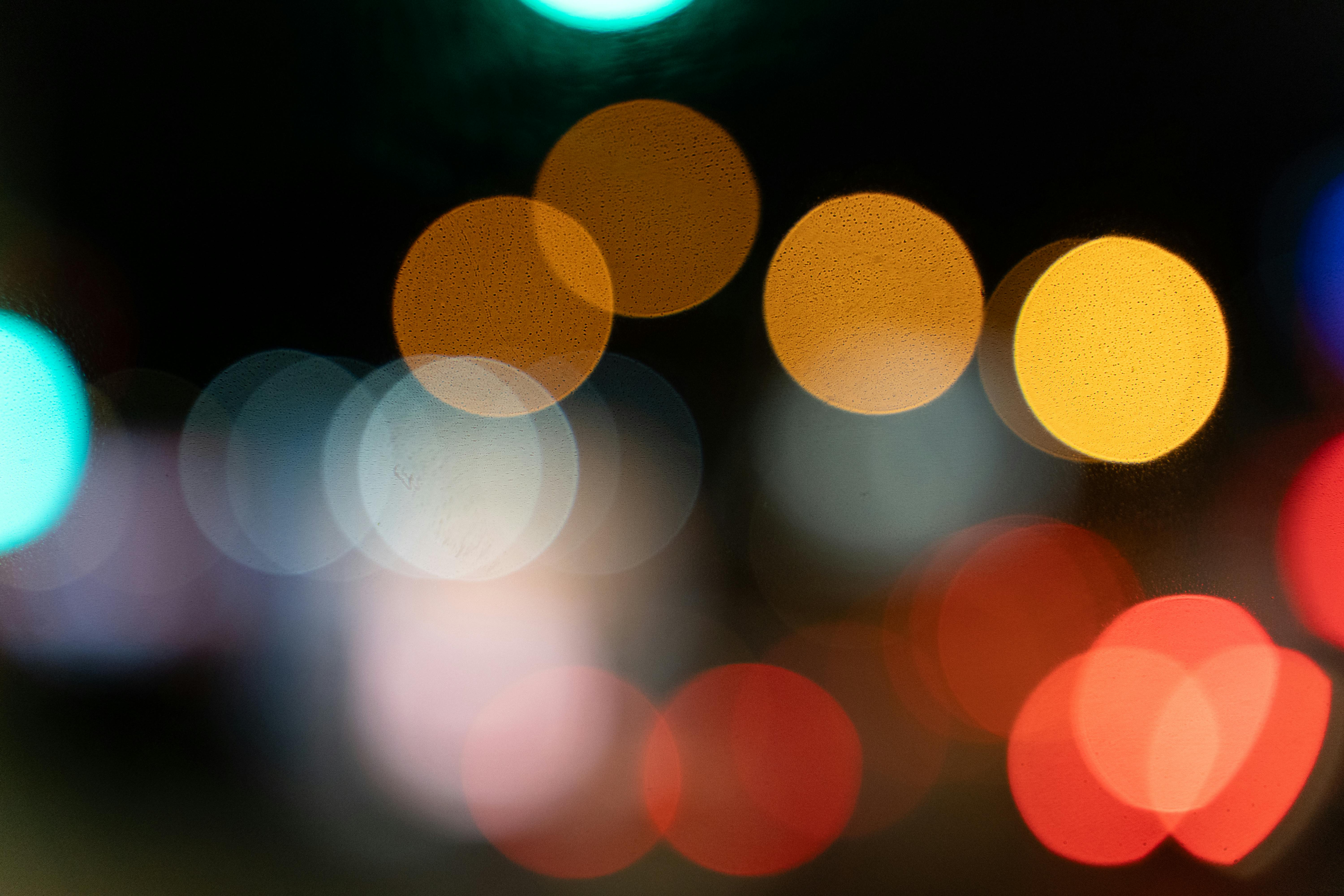 Kostnadsfria Färgglada bokeh-cirkulära ljus skapar en atmosfärisk abstrakt nattscen. Stock foto