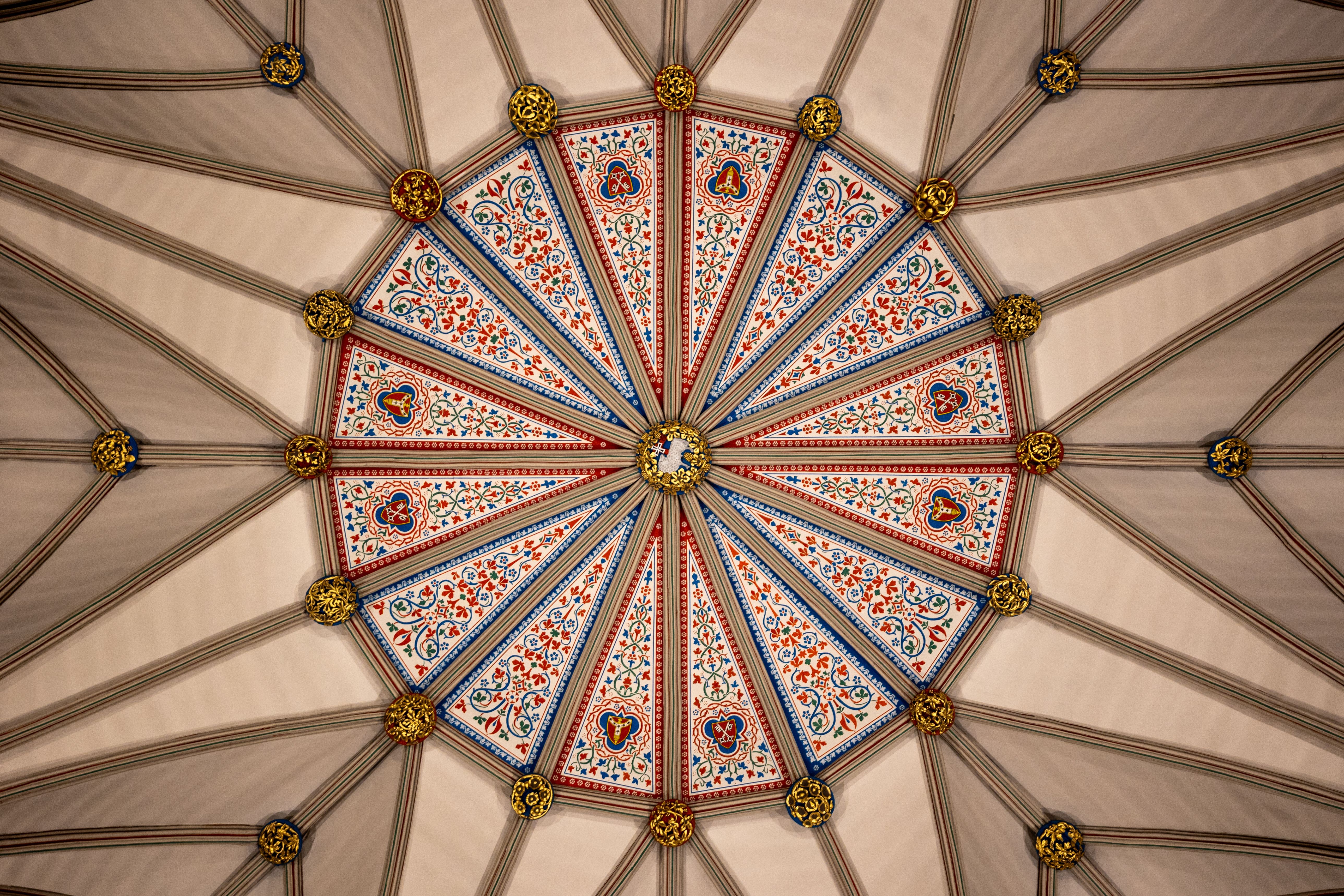 Stijlvolle metalen ventilator in een gezellige woonkamer.